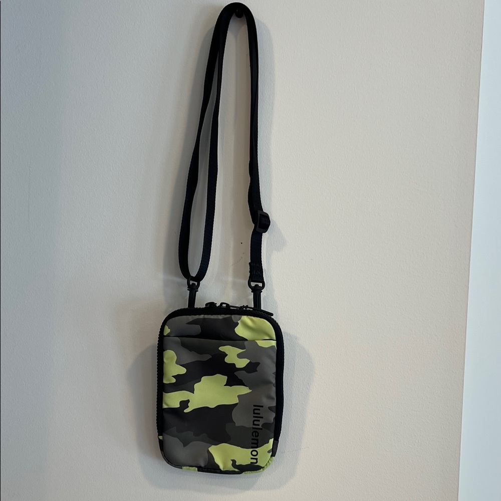Lululemon Easy Access Camouflage Belt/Crossbody Bag mint and black - Picture 3 of 12